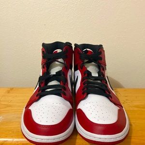 Jordan 1 Chicago mid